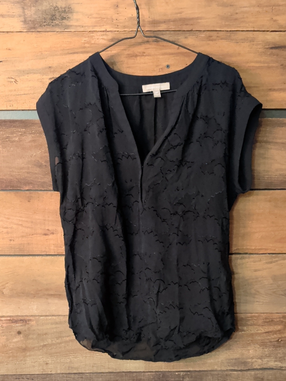 Banana Republic Black Short-Sleeve V-Neck Textured Blouse Small